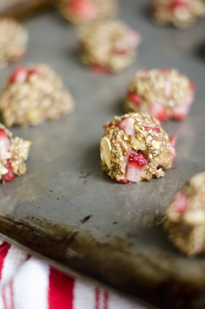 These Strawberry Chia Oat Bites are a simple and delicious way to fill up with healthy whole grains and fruit to fuel you for hours!