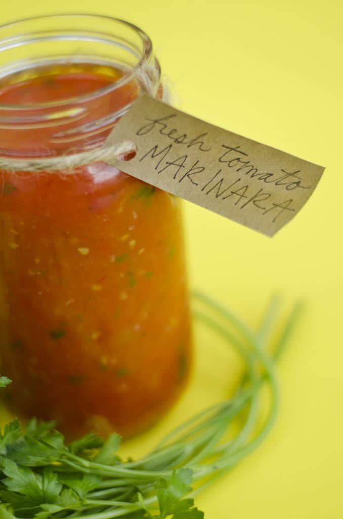 这种自制的marinara酱汁是用新鲜的西红柿、大蒜和香草制成的。