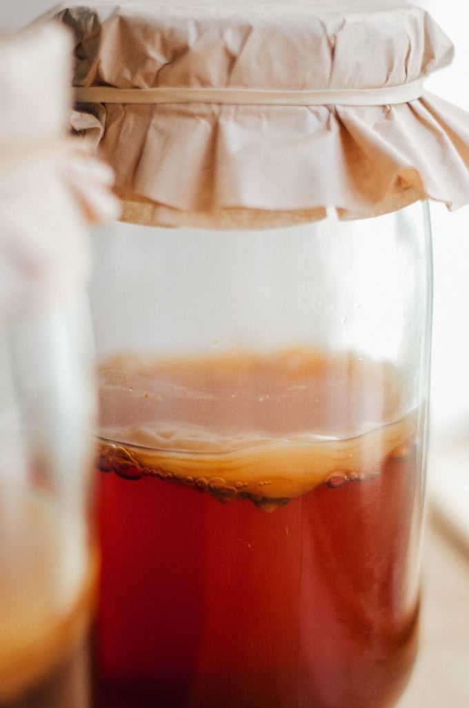 How to make homemade kombucha recipe with kombucha and SCOBY in a large jar
