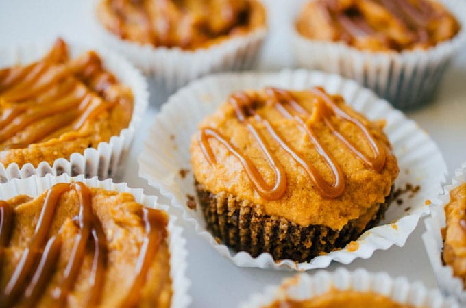 These Pumpkin Yogurt Bites are a healthy autumn dessert. Packed with pumpkin spice, gingersnaps, and butterscotch, they're delectably delicious and perfect for bringing along to gatherings.