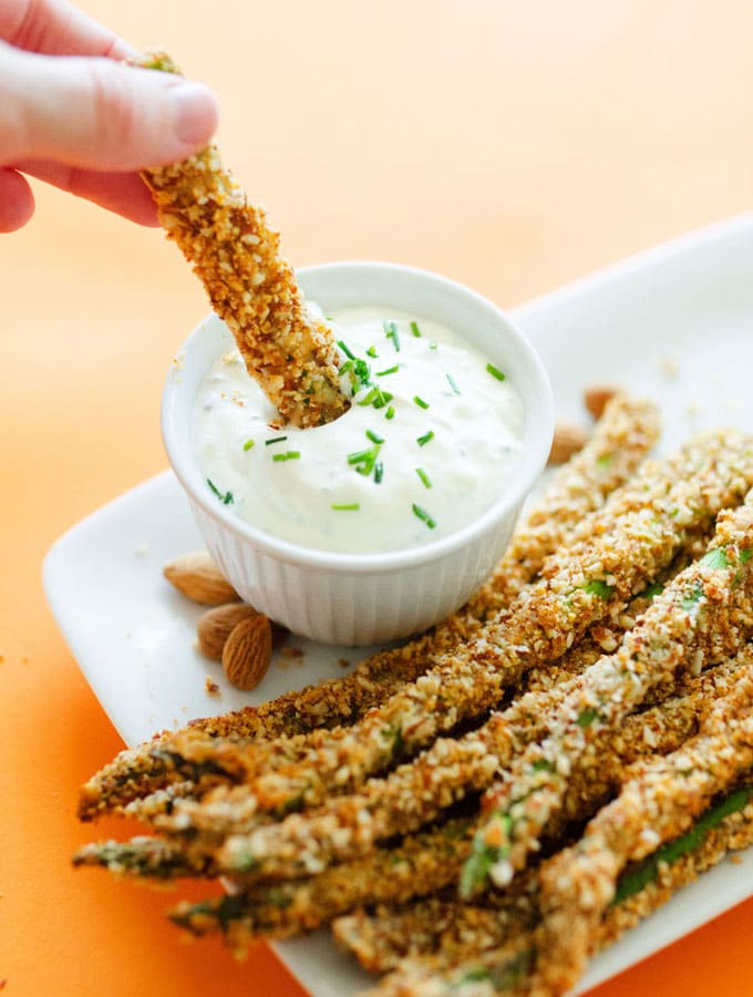 These Parmesan and Almond Asparagus Fries are a low carb, way delicious way to spruce up your side dish tonight.