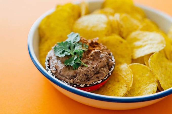 For when you need a tasty tortilla chip dip recipe but don’t have more than 5 minutes to spare, this Easy Black Bean Dip recipe is coming to the rescue.
