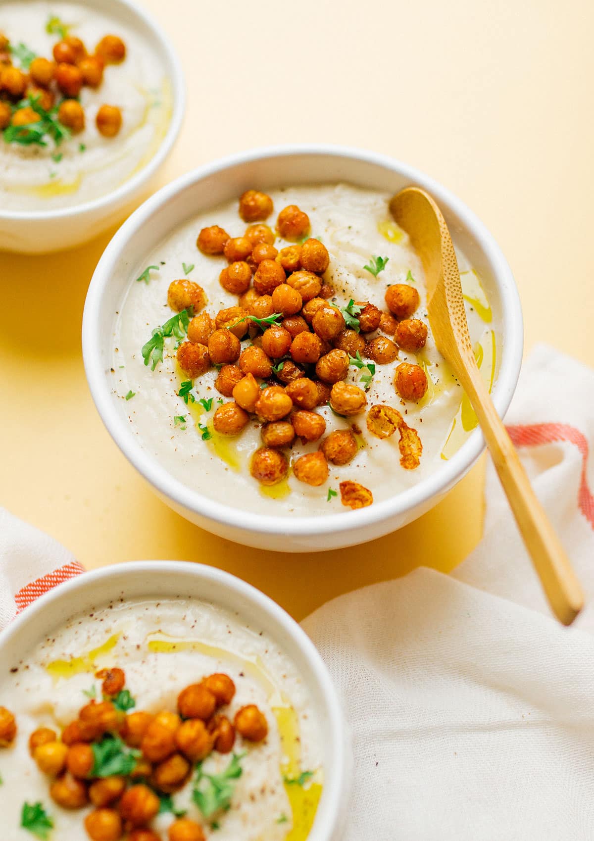 Cauliflower soup with chickpeas in 3 bowls.