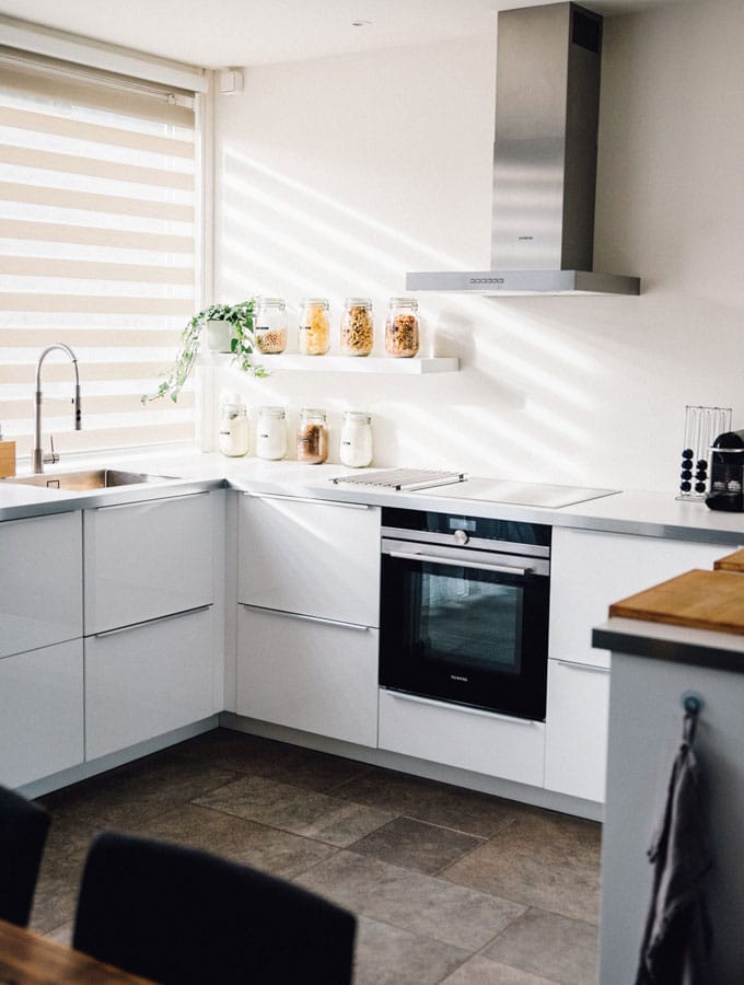 40 Minimalist Kitchens To Get Super Sleek Inspiration