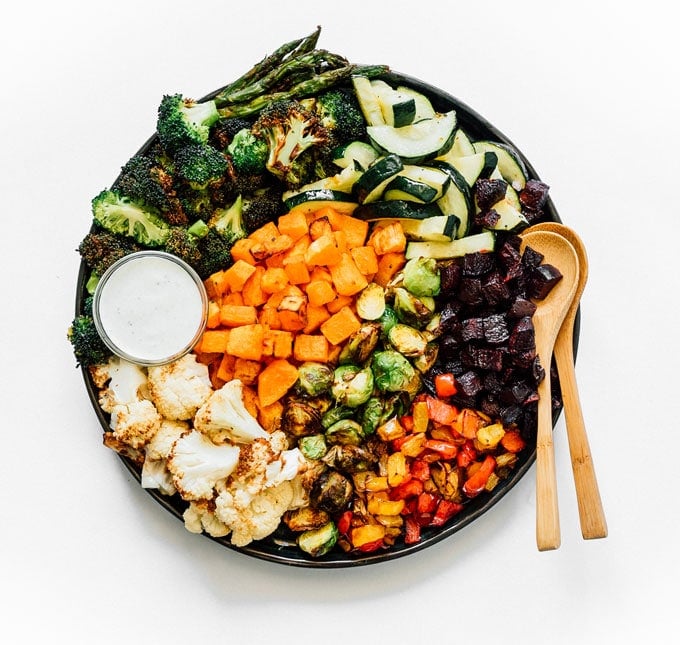 Skrudintos daržovės baltame fone - jūsų pagrindinis oro keptuvės daržovių vadovas!  Kaip praktiškai bet kokią daržovę ore apkepti į idealiai išvirtą, sveiką skanumą.