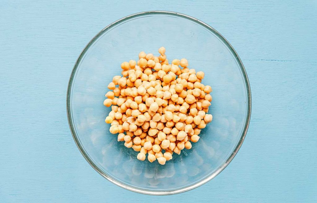 15oz of chickpeas in a glass bowl