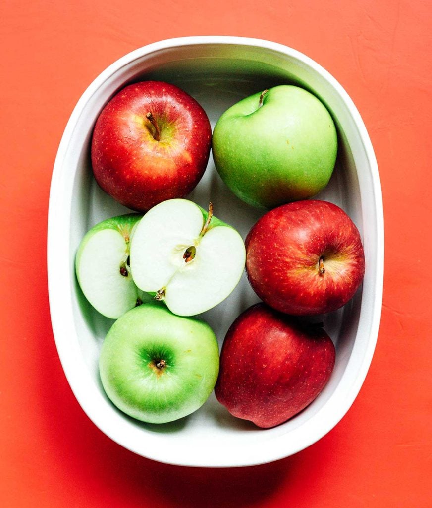A casserole dish filled with 6 apples
