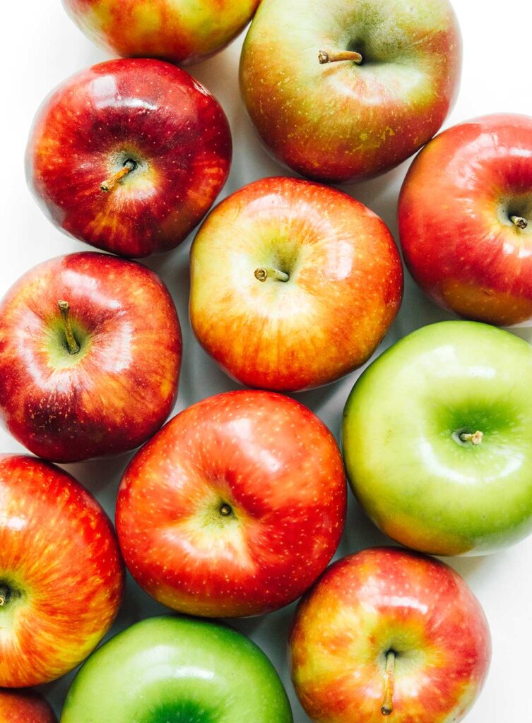 A close up view detailing the textures and colors of apple varieties