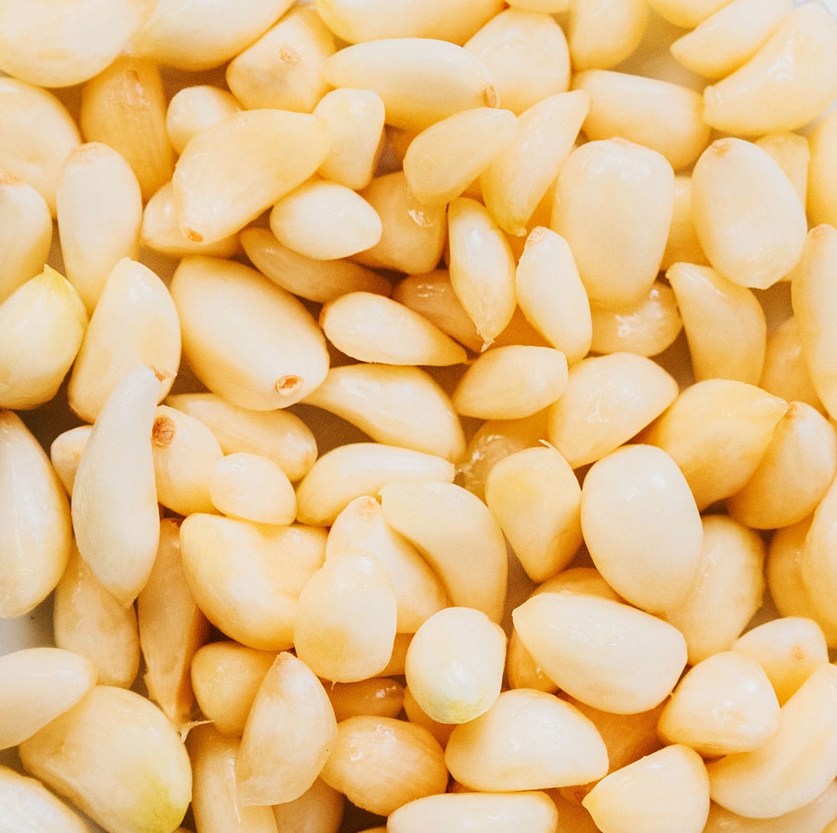 A large pile of peeled garlic cloves