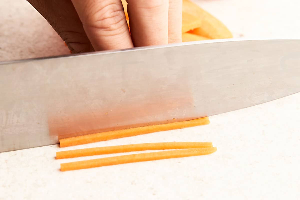 Cutting carrots in julliene.