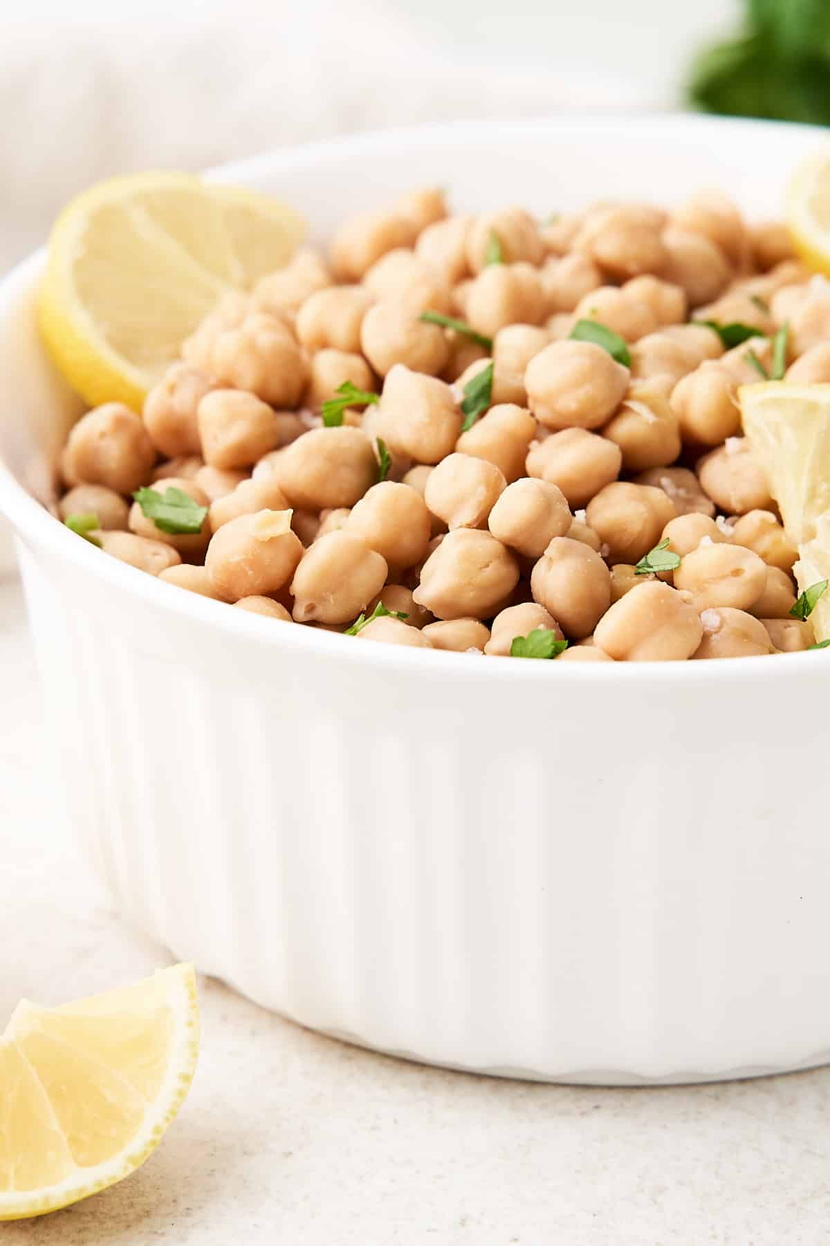 Chickpeas garnishes with lemon and parsley.