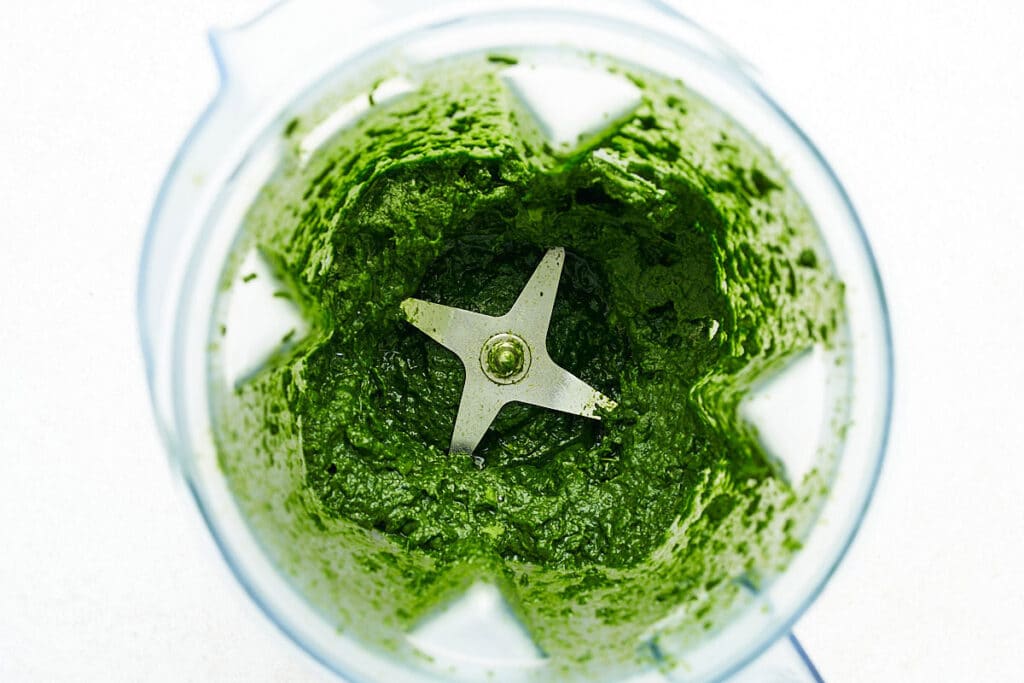 Freezing spinach by pureeing it in a blender.