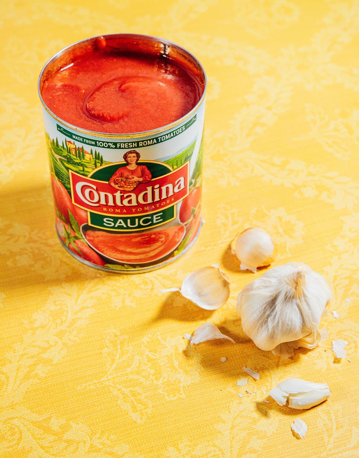 Can of tomato sauce with some garlic.