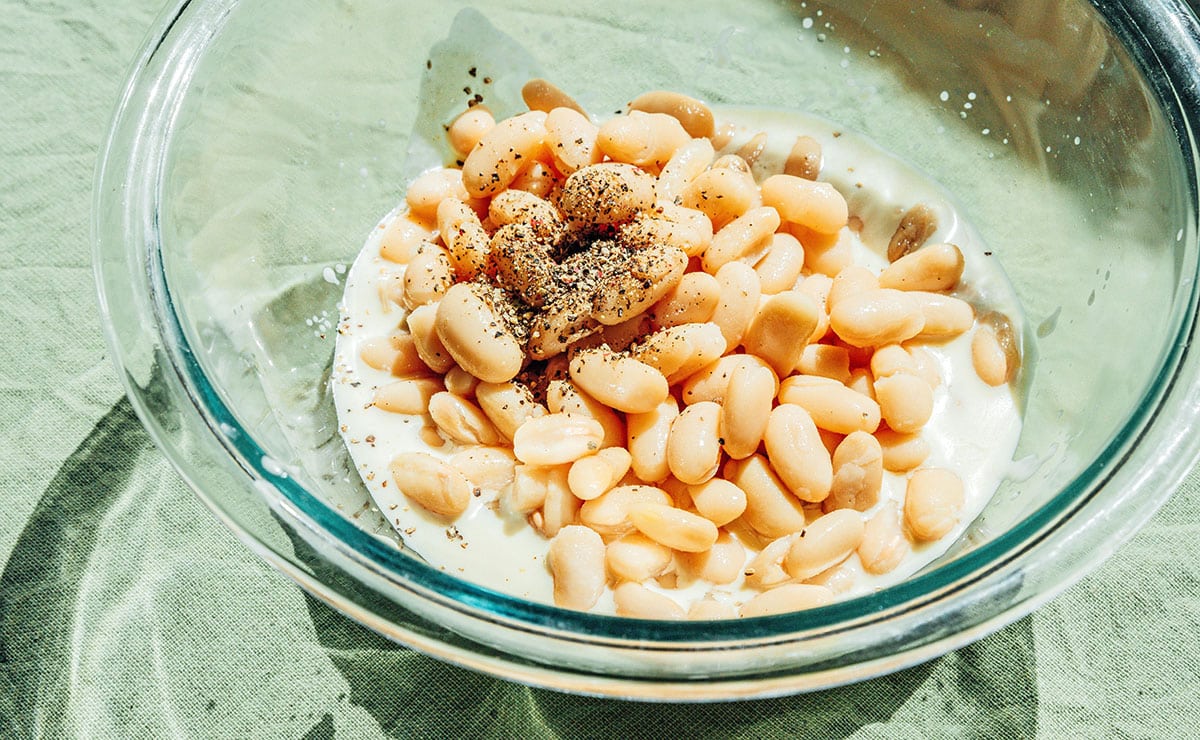 White beans in a bowl.