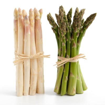 White and green asparagus next to each other.