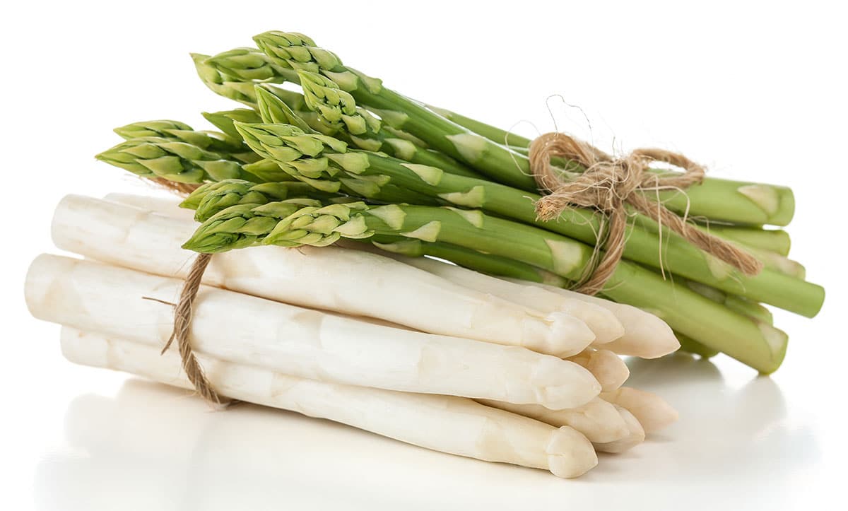 White and green asparagus next to each other.