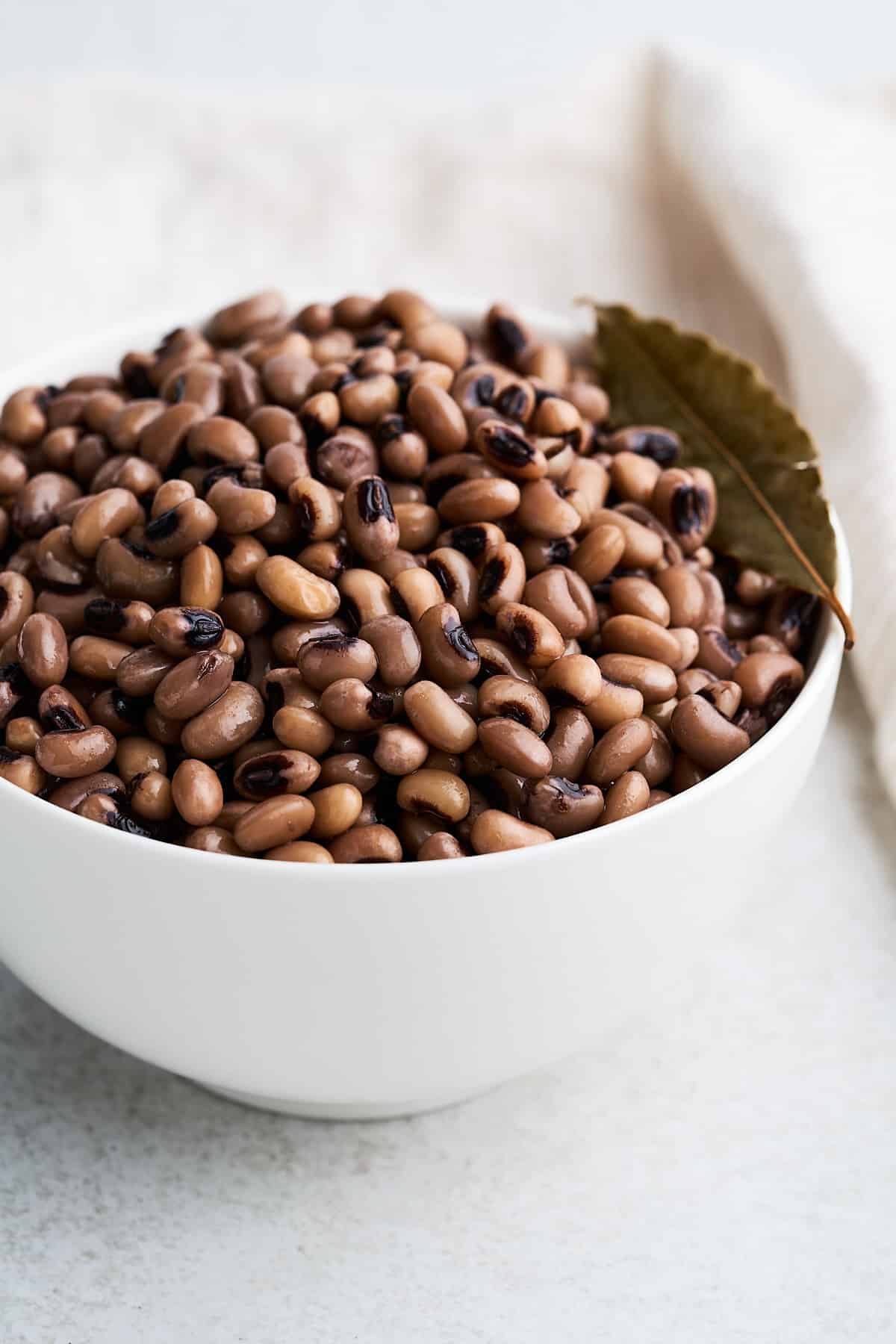 Bowl of cooked black eyed peas.