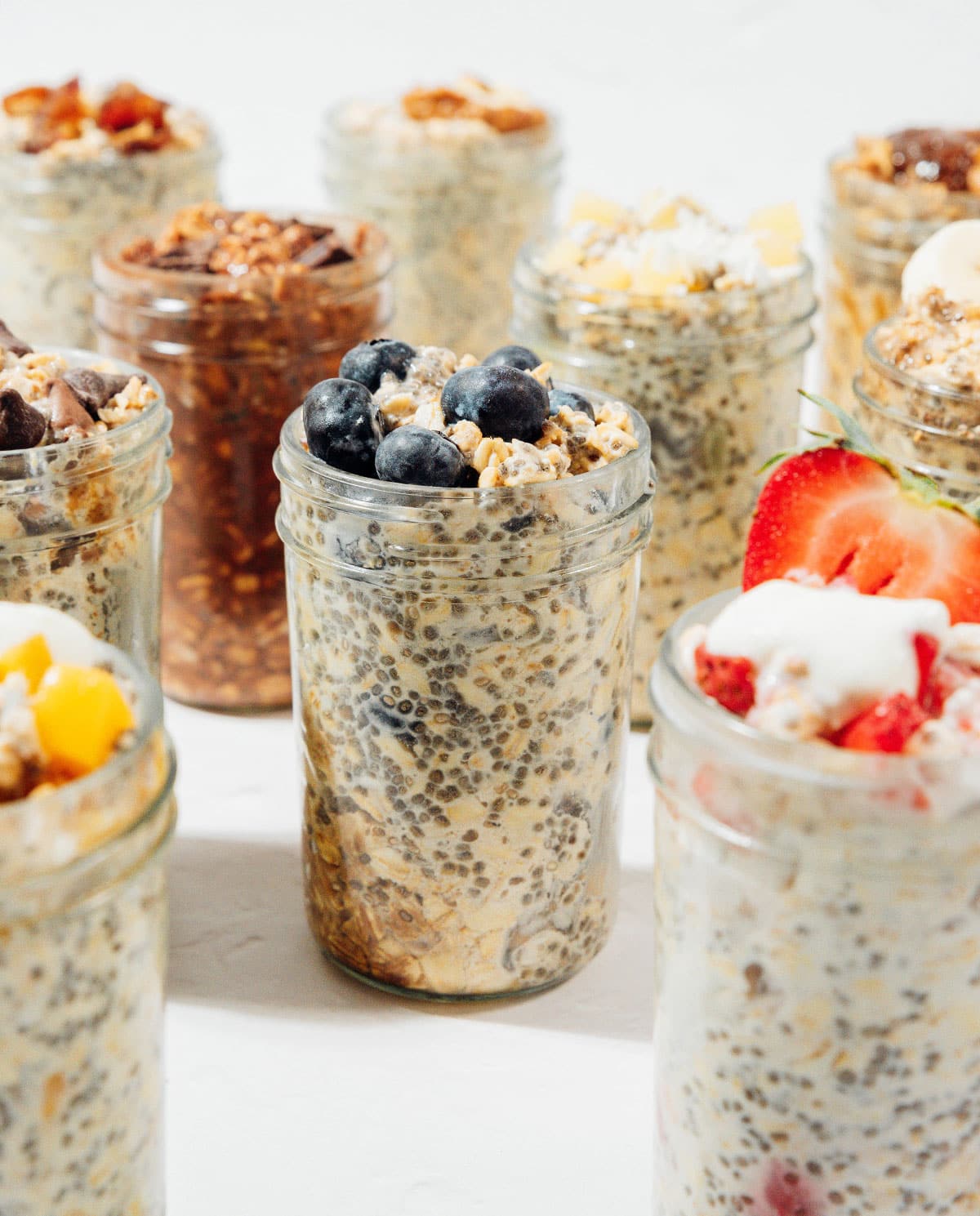 Many flavors of overnight oats.
