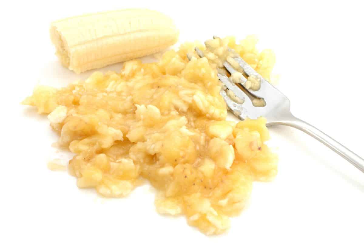Mashed bananas with a fork.
