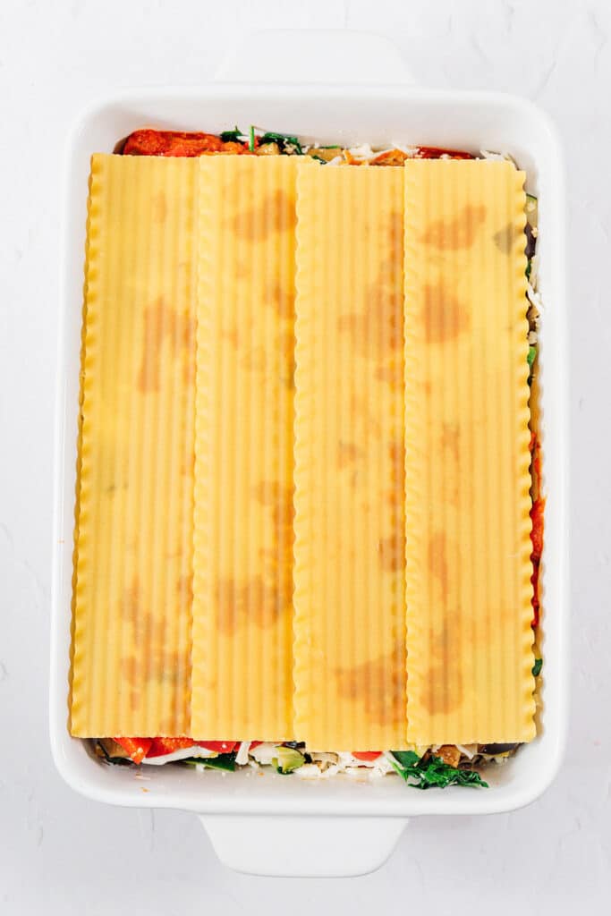 Layering lasagna, showing what order ingredients should go in.