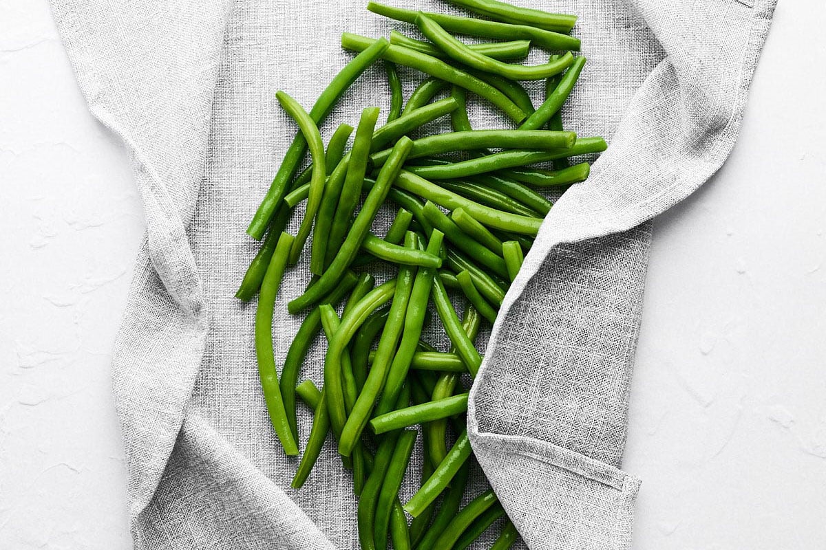 Blanched green beans on a towel.